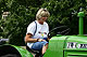 Hannelore Parisch probiert sich als Traktorfahrerin